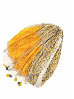 Écharpe Jaune ornée de Pompons Bicolores 2