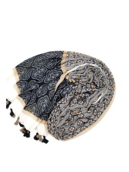 Écharpe noire ornée de pompons Bicolores 2
